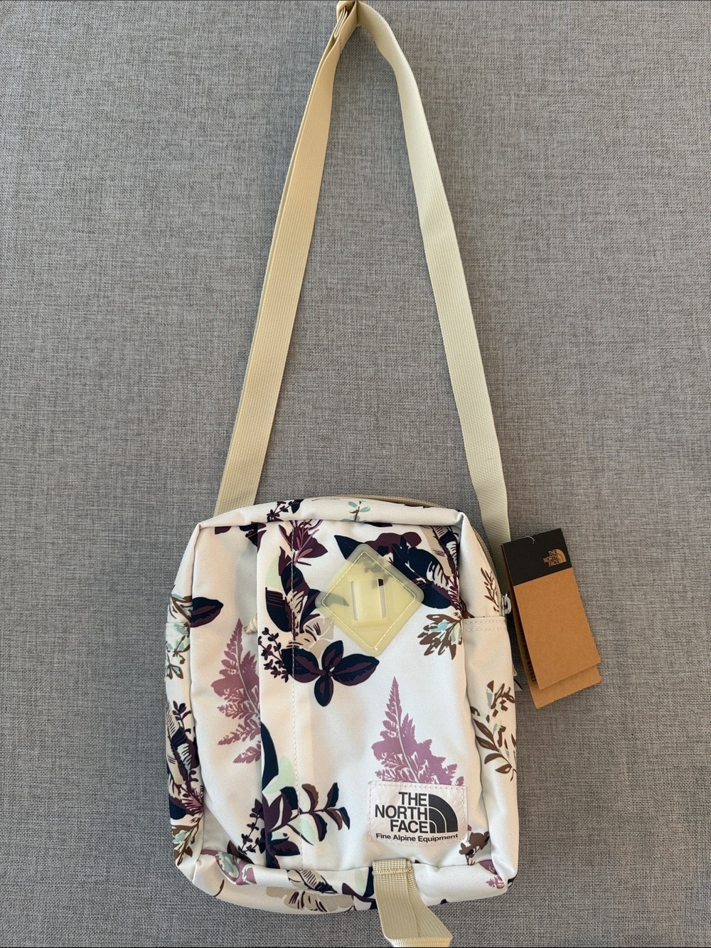 NWT The North Face Berkeley Crossbody White Dune Leaf